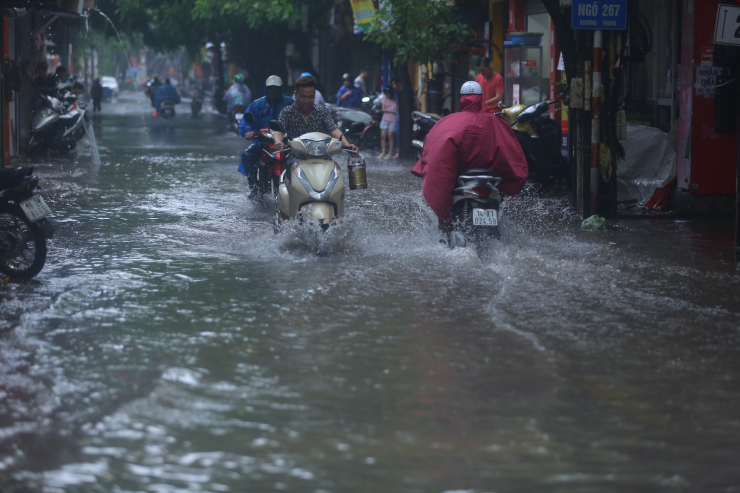 Mực nước tràn lên vỉa hè.