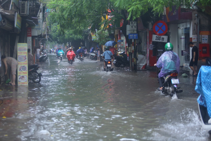 Đường Hà Nội mênh mông nước sau cơn &#39;mưa vàng&#39; giải nhiệt - 11