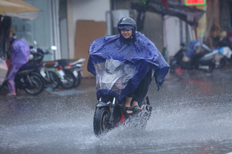 Nhiều đoạn trên đường Láng chịu cảnh ngập úng sau cơn mưa lớn.