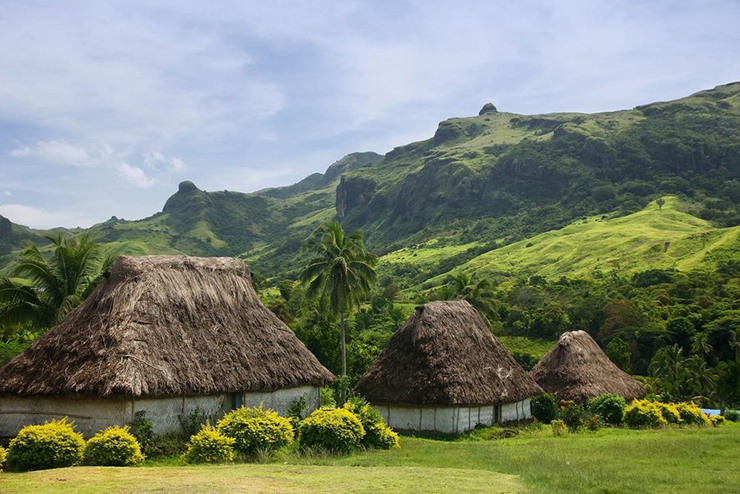 Khi nói đến các điểm đến kỳ lạ, Fiji là một trong những lựa chọn hàng đầu. Là một quốc gia được thiên nhiên ưu đãi với những hẻm núi, rừng ngập mặn, thác nước và hồ tự nhiên, Fiji là viên ngọc quý của Nam Thái Bình Dương. Đây cũng là nơi có 5 loài rùa khác nhau, cá heo và kỳ nhông mào Fiji quý hiếm…
