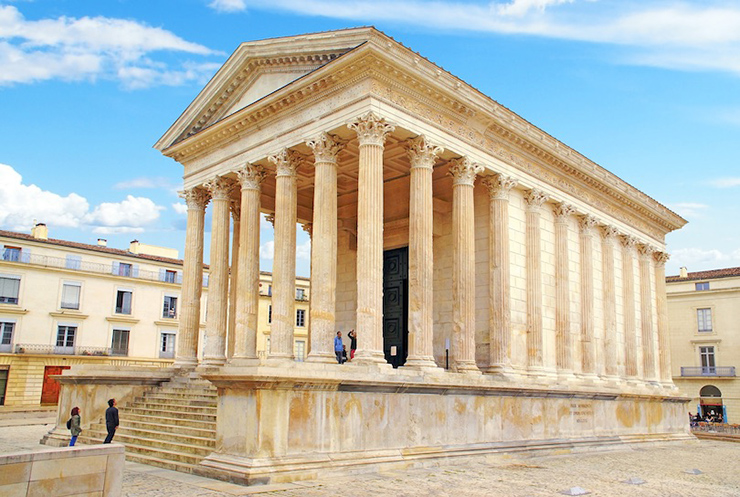 Maison Carrée, nằm ở Nimes, được xây dựng vào năm 16 trước Công nguyên bởi Tướng quân La Mã Marcus Vipanius Agrippa và được dành tặng cho hai người con trai của ông, cả hai đều chết trẻ. Đây là một trong những ngôi đền La Mã được bảo tồn tốt nhất trên thế giới.
