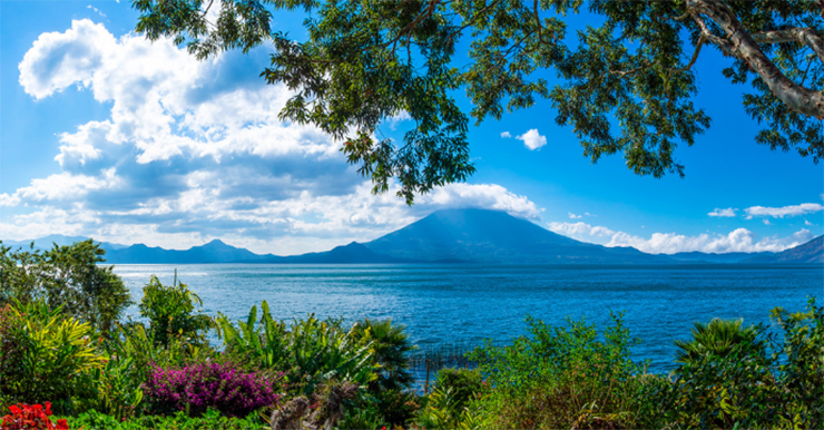 Là một trong những điểm du lịch nổi tiếng nhất trong cả nước, hồ Atitlan thậm chí còn được đề cử là một trong 7 kỳ quan thế giới. Được hình thành từ hàng nghìn năm trước, đây là hồ sâu nhất ở Trung Mỹ. Bên rìa hồ&nbsp;là những&nbsp;ngôi làng nhỏ, mang đến cơ hội tiếp xúc với nền văn hóa Guatemala đích thực.
