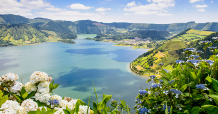 Azores, Bồ Đào Nha: Là vùng đất của mùa xuân vĩnh cửu, một thiên đường tự nhiên với cảnh quan của miệng núi lửa, cây xanh tươi tốt và hoa, không có gì ngạc nhiên khi Azores được đặt biệt danh là “Vườn địa đàng”.
