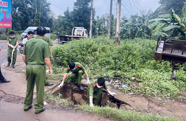 Cơ quan chức năng khám nghiệm hiện trường nơi người dân bị nhóm đối tượng sát hại. (ảnh: Văn Thành)