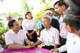 Phó Thủ tướng Trần Lưu Quang thăm, viếng các nạn nhân vụ nổ súng tại Đắk Lắk