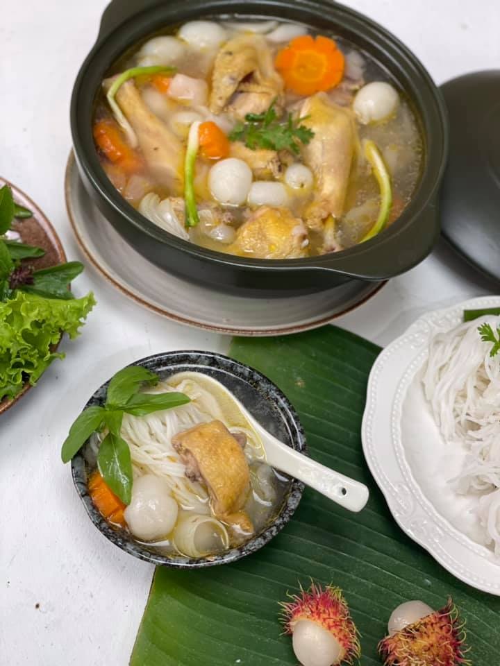 Canh gà chôm chôm. ẢNH: BẾP CÔ MINH