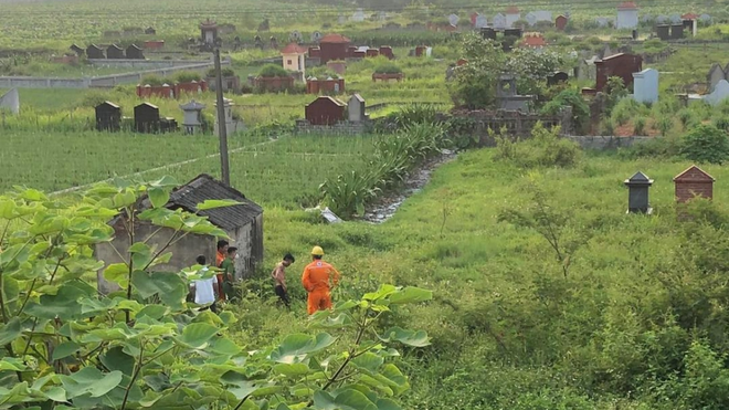 Cơ quan Công an và Điện lực Việt Yên phối hợp xác minh vị trí đối tượng trèo lên cột điện