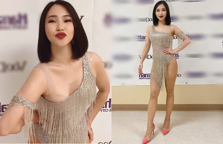 Trong hình, giọng ca xứ Nghệ&nbsp;mặc&nbsp;bodysuit khoét cao trên hông. Trang phục quá ngắn khiến nhiều người lầm tưởng cô mặc đồ bơi đi hát.
