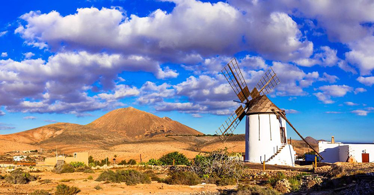 Fuerteventura được coi&nbsp;là hòn đảo thú vị nhất ở Canaries, nhờ những bãi biển vắng vẻ, làn nước trong vắt và là thiên đường cho các môn thể thao dưới nước. Ngoài ra, nơi đây là rất thu hút du khách bởi những bãi biển khỏa thân nổi tiếng.
