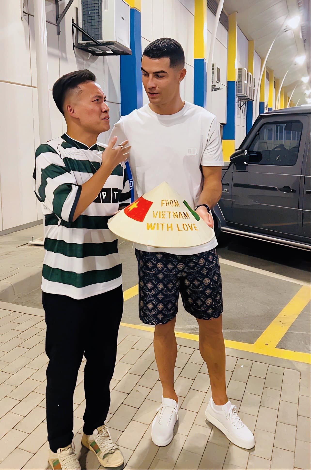 YouTuber Việt tặng quà tận tay Ronaldo, tiết lộ điều bất ngờ về &#34;anh Bảy&#34; sau 20 năm hâm mộ - 3