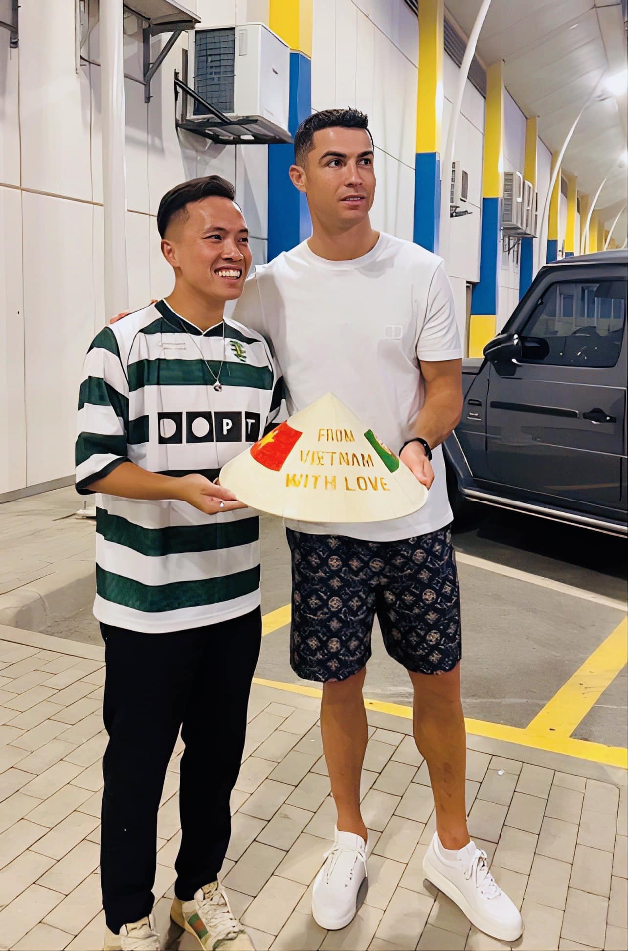 YouTuber Việt tặng quà tận tay Ronaldo, tiết lộ điều bất ngờ về &#34;anh Bảy&#34; sau 20 năm hâm mộ - 2