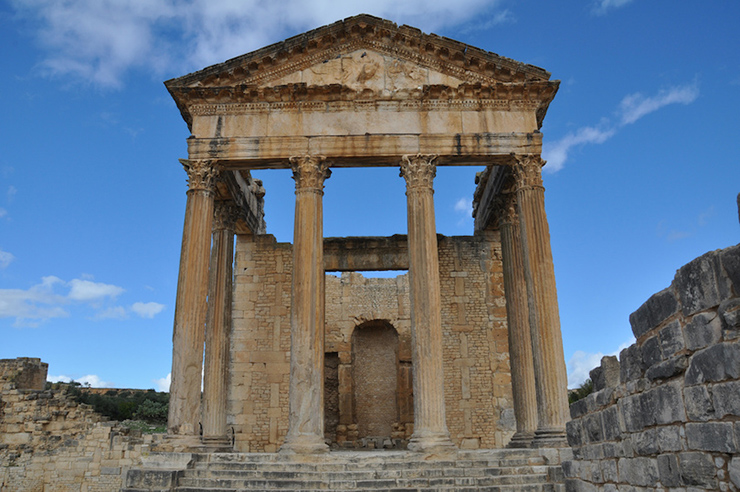 Dougga đôi khi được gọi là &#34;thị trấn nhỏ La Mã được bảo tồn tốt nhất ở Bắc Phi&#34;. Trong số các di tích La Mã nổi tiếng nhất tại địa điểm này là lăng mộ Punic-Libya, nhà hát và Dougga Capitol (một ngôi đền La Mã từ thế kỷ thứ 2 CN, chủ yếu dành riêng cho 3 vị thần La Mã quan trọng nhất: Sao Mộc, Juno và Minerva).
