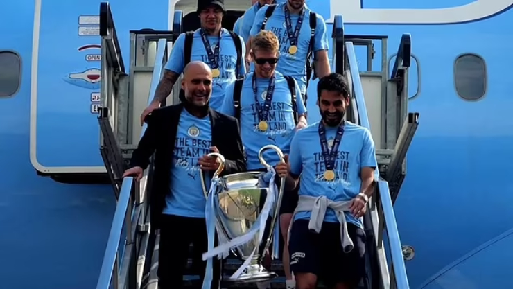 HLV Pep Guardiola, đội trưởng Gundogan dẫn đầu đoàn và mang theo cúp bạc Champions League