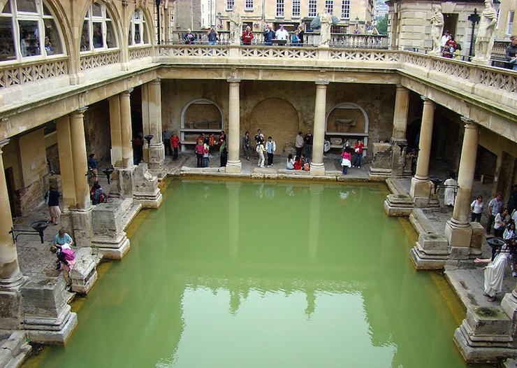 Roman Baths là một điểm thu hút khách du lịch không thể bỏ qua ở thành phố Bath của Anh. Đây là một ngôi đền được xây dựng vào năm 60-70 sau Công nguyên và khu phức hợp tắm, được cung cấp năng lượng từ các suối nước nóng khoáng duy nhất của Anh, dần dần được xây dựng trong 300 năm sau đó.
