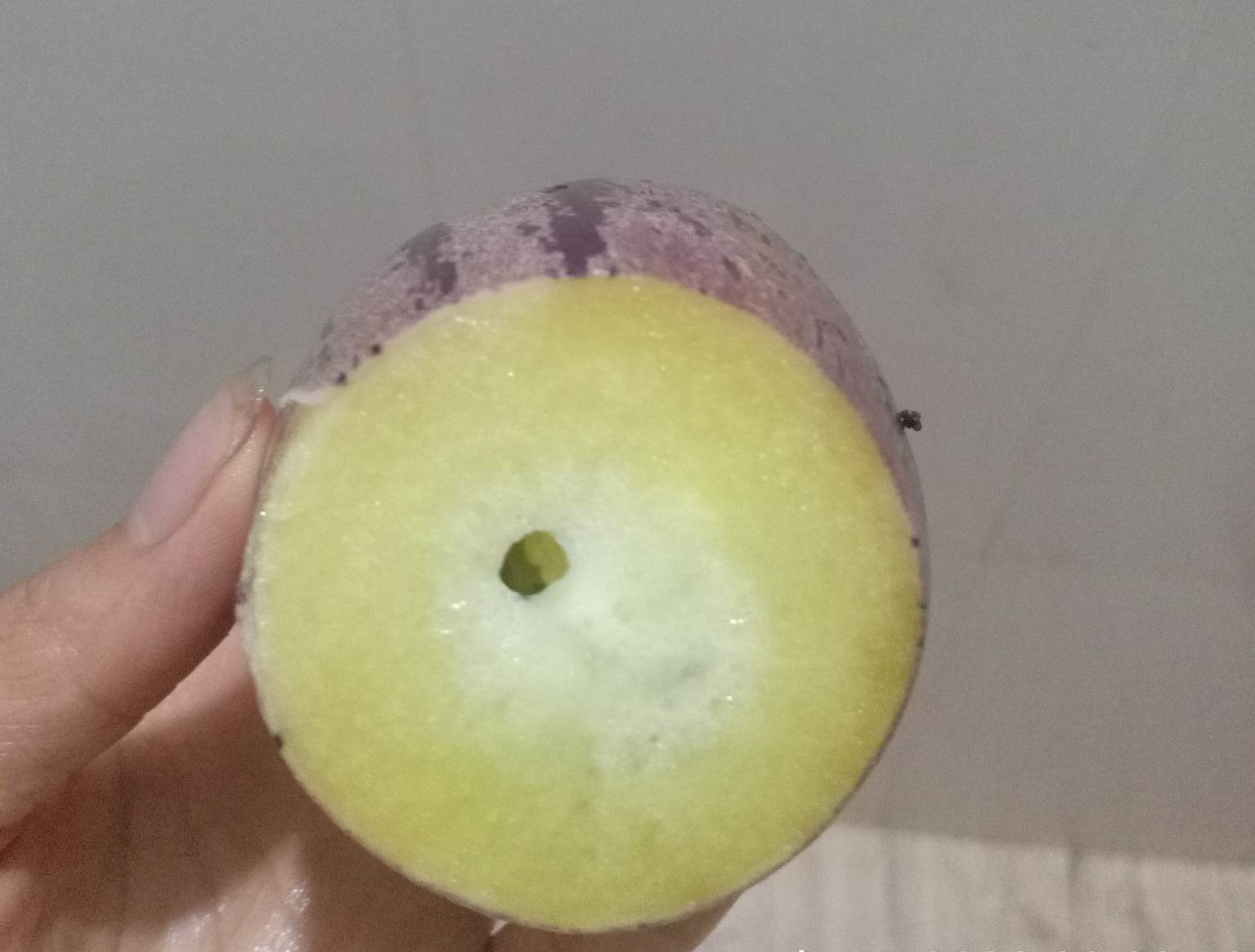 Dưa pepino màu tím đang được bán giá lên đến hơn 100.000 đồng/kg.