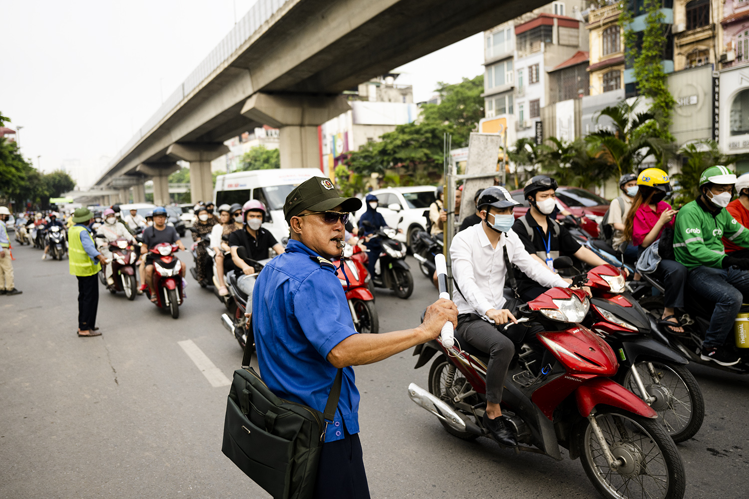 Để đảm bảo cho người dân di chuyển thuận lợi, lực lượng&nbsp;nhân lực của nhà thầu đã có mặt để phân luồng giao thông