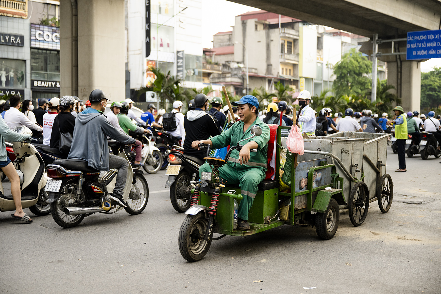 Một xe chở rác cố tình đi ngược chiều, khiến cho giao thông càng trở nên hỗn loạn