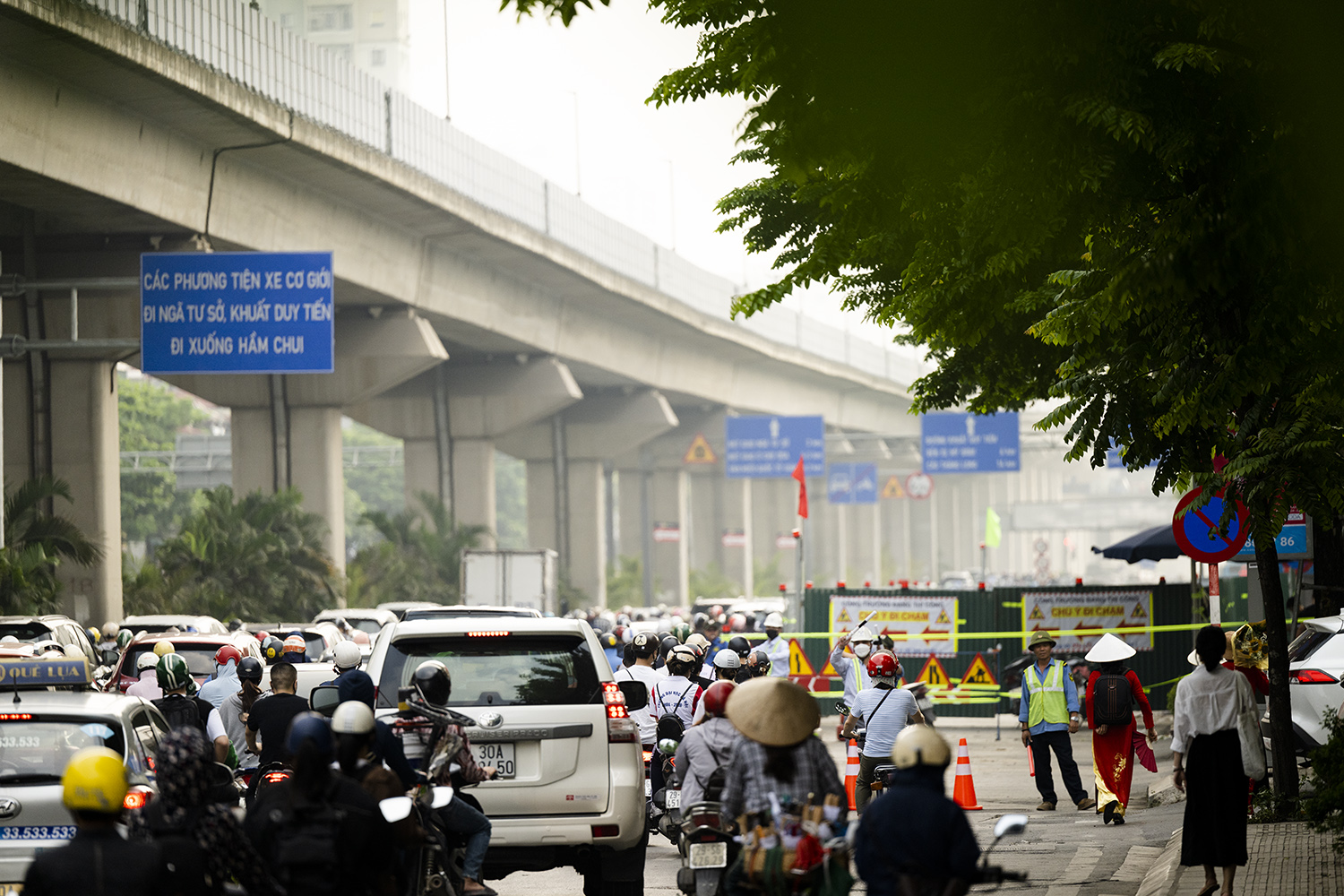 9h sáng, tuyến đường này&nbsp;mật độ giao thông vẫn đông và ùn tắc kéo dài.