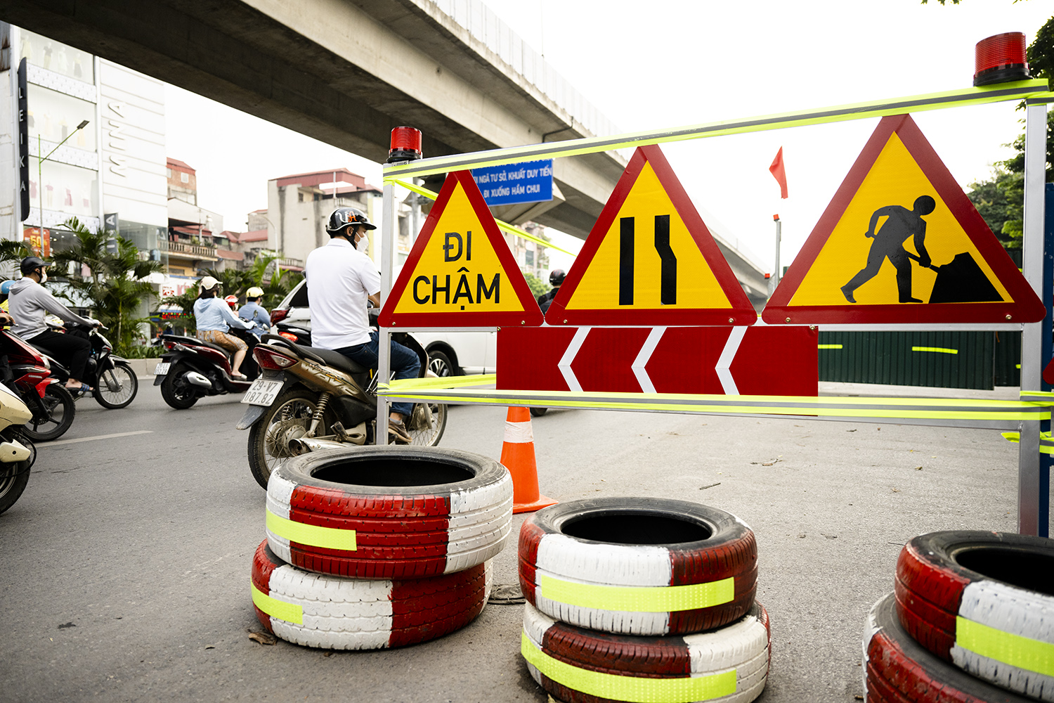 &#39;Lô cốt&#39; bủa vây, đường Nguyễn Trãi ùn tắc nghiêm trọng trong buổi sáng đầu tuần - 3