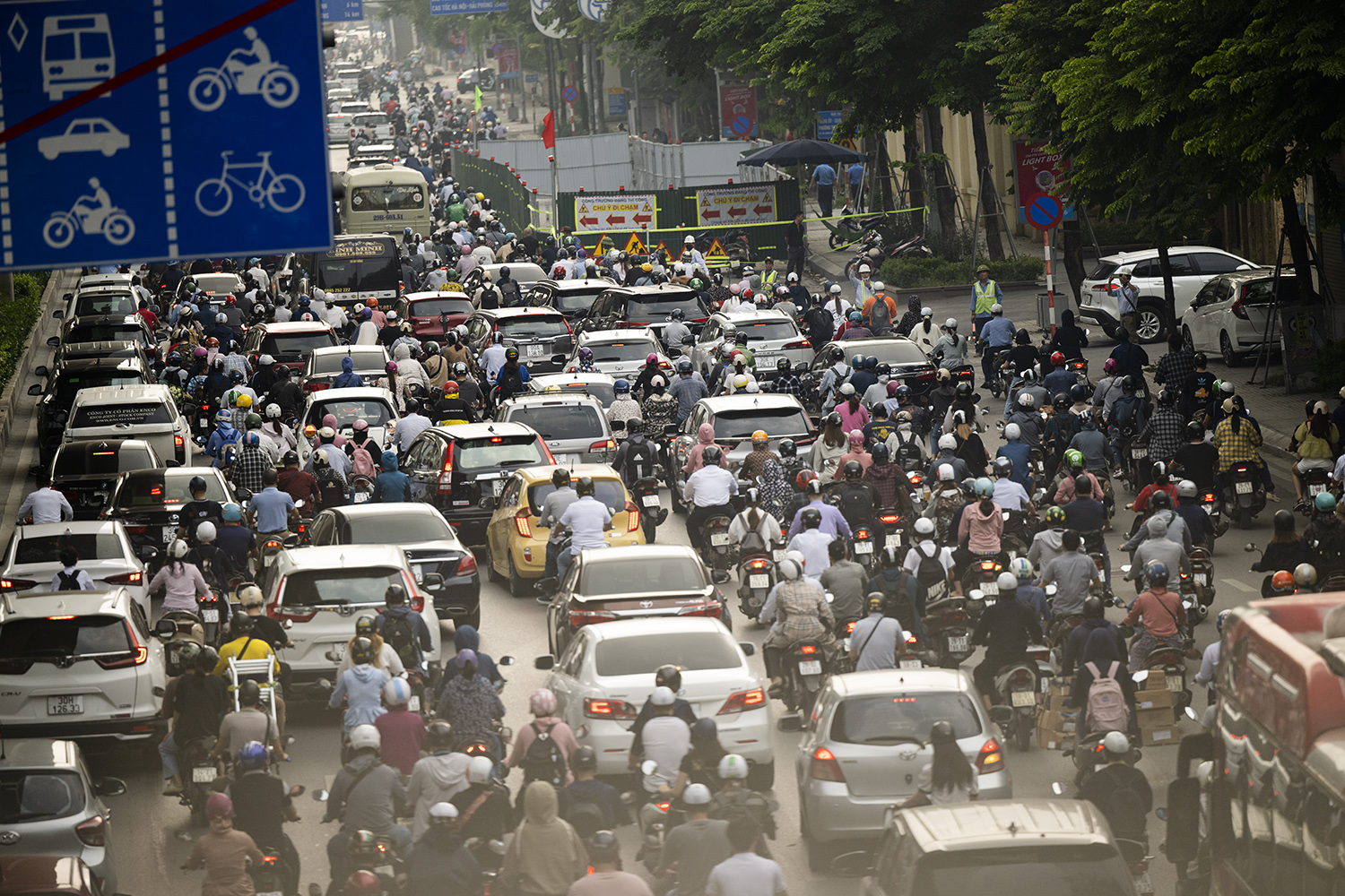 Sau khi rào chắn, phần đường Nguyễn Trãi bị thu hẹp chỉ còn lại 3 làn xe.