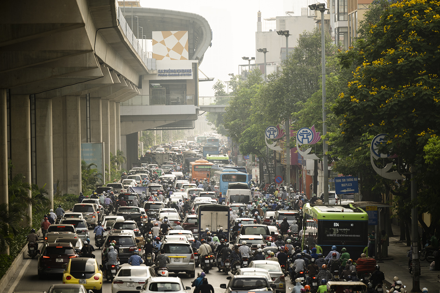 Ngay từ điểm ga Phùng Khoang cho đến hầm chui&nbsp;Nguyễn Trãi xảy ra&nbsp;ùn tắc cục bộ, các phương tiện xếp hàng&nbsp;dài.