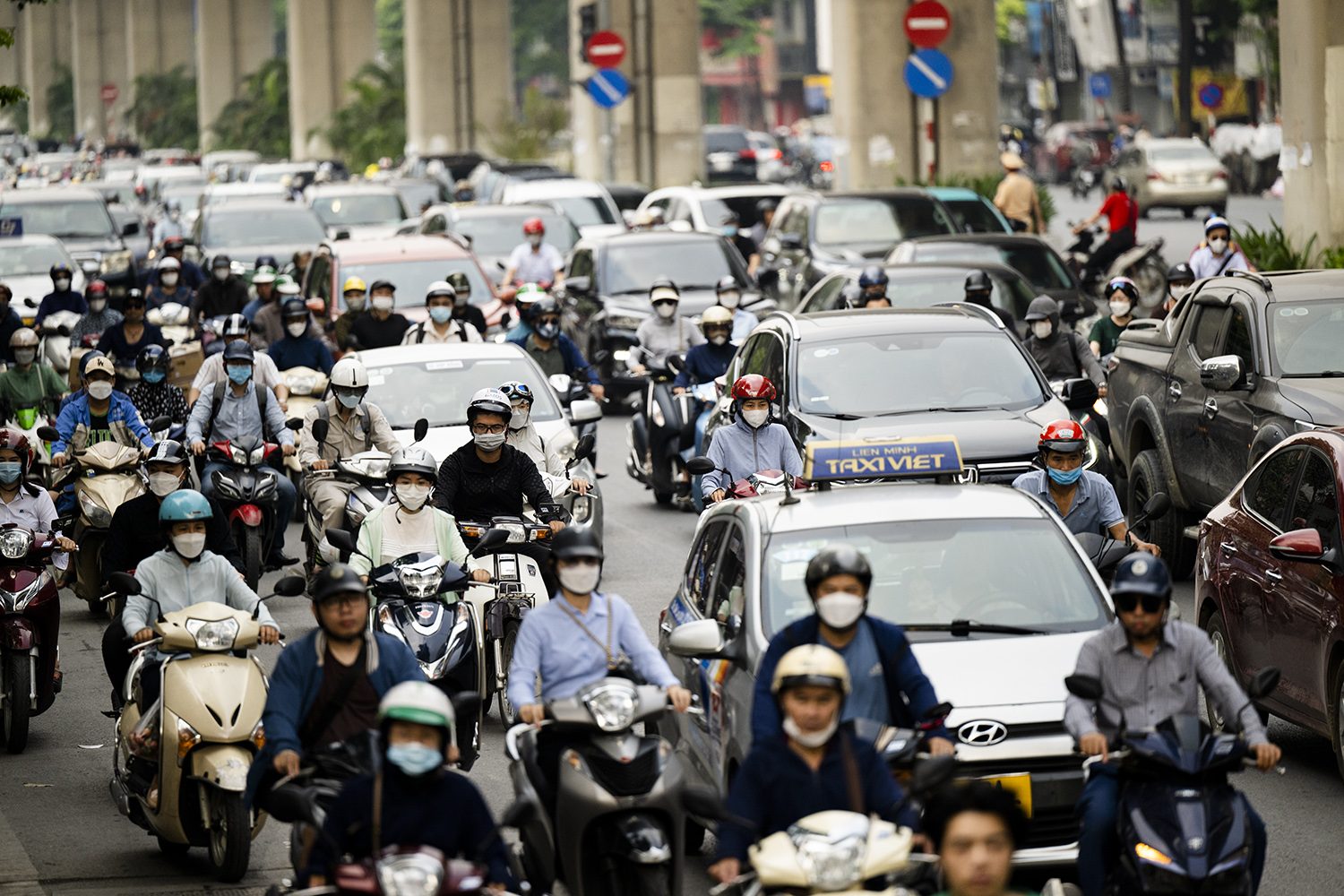 &#39;Lô cốt&#39; bủa vây, đường Nguyễn Trãi ùn tắc nghiêm trọng trong buổi sáng đầu tuần - 7