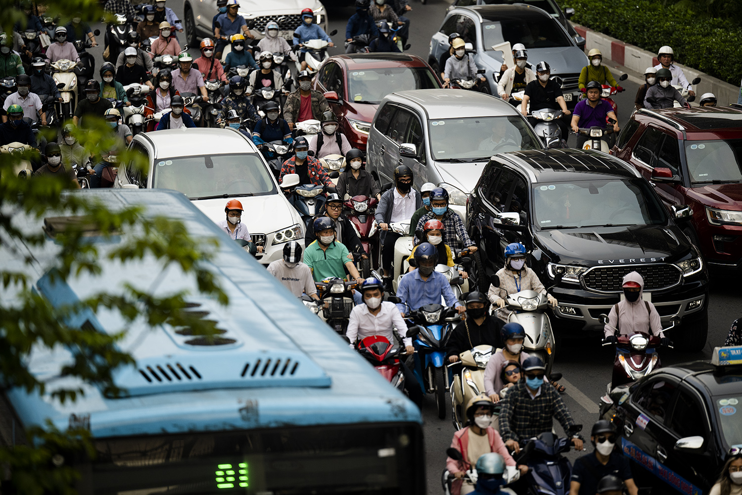 Các phương tiện di chuyển hỗn loạn khi đi qua khu vực rào tôn.