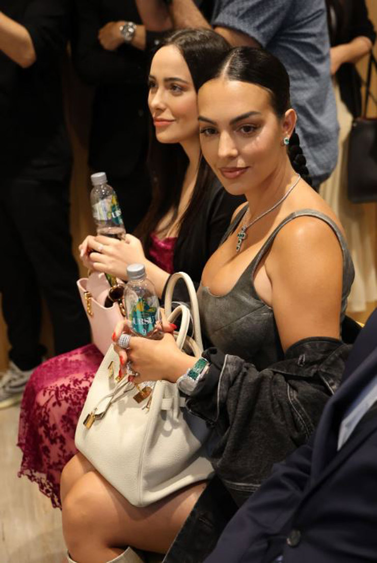 CR7's girlfriend, Georgina Rodriguez, wore a low-cut dress showing off her 𝓈ℯ𝓍y "bust" while sitting next to her sister Ivana listening to CR7's presentation.