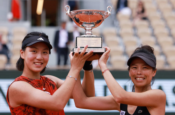 Chức vô địch đôi nữ Roland Garros 2023 về tay bộ đôi người châu Á Hsieh Su-wei (phải) và Wang Xinyu