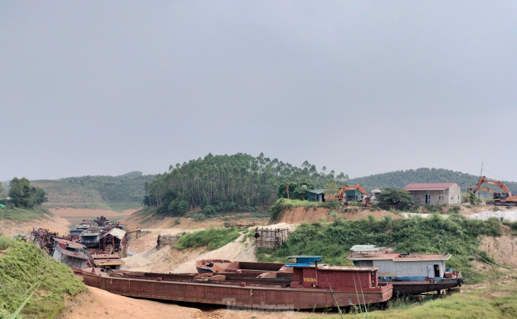 Có những bãi tập kết, hàng chục tàu chở cát nằm chất đống không thể di chuyển do nước hồ cạn.