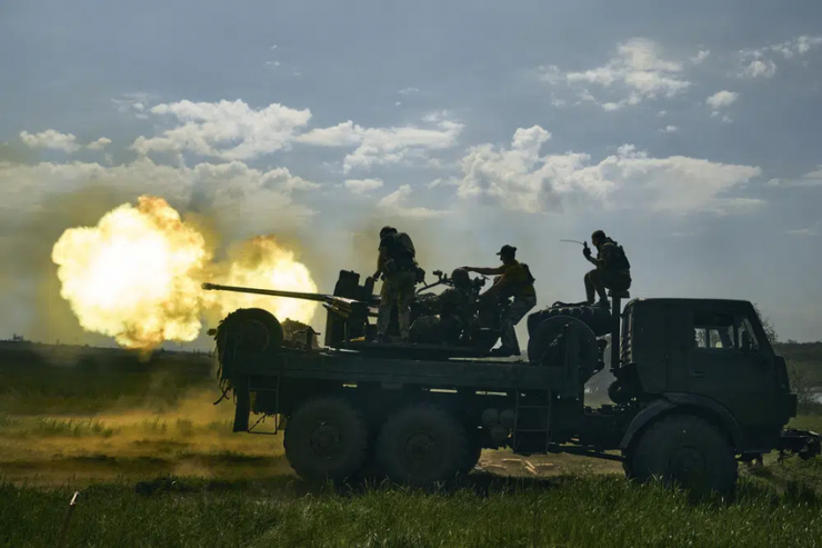 Lính Ukraine bắn pháo đại bác vào các đơn vị của quân Nga tại chiến trường TP Bakhmut (tỉnh Donetsk, Ukraine). Ảnh: AP