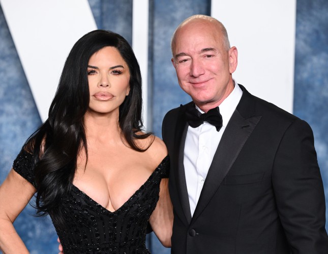 Jeff Bezos vừa cầu hôn bạn gái hồi tháng 5.