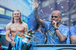 Man City diễu hành mừng cú ăn ba: Pep hút xì gà, Haaland cởi trần nâng cúp