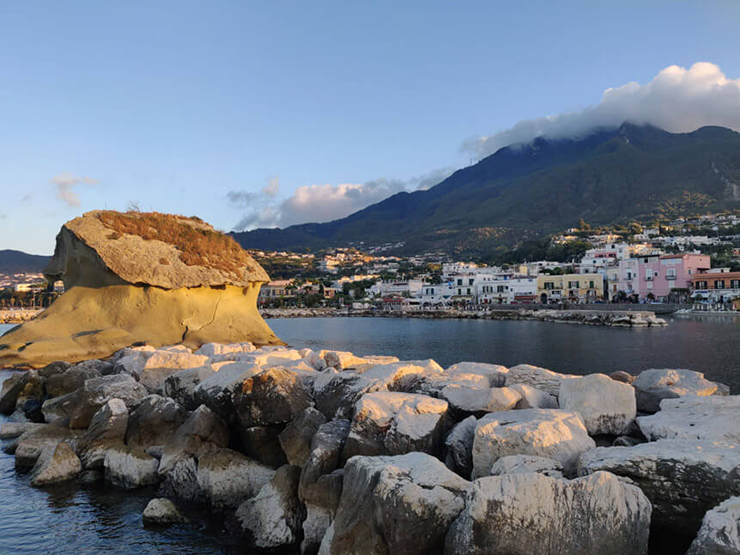 Il Fungo di Ischia là còn được ví như “lính canh của biển cả”, nó đơn độc, thống trị cả một vùng biển.
