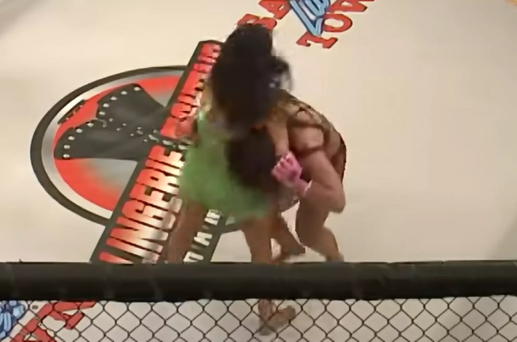 &#34;Hết hồn&#34; giải MMA bikini đánh nhau hỗn loạn, tung đòn không chừa ai - 5