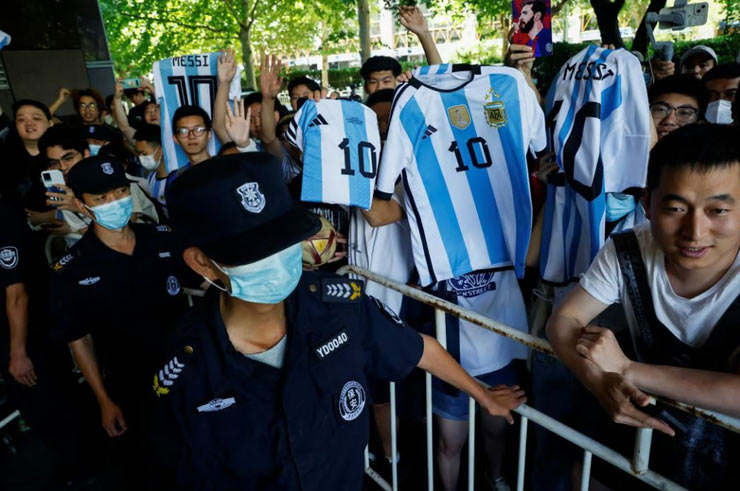 Bóng đá Trung Quốc &#34;náo loạn&#34; vì Messi: Fan cuồng lùng sục tìm siêu sao, cảnh báo lừa đảo vé - 4