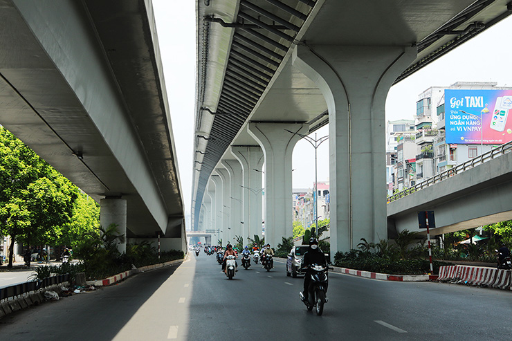 Bóng râm từ đường vành đai 2 trên đoạn Trường Chinh (quận Đống Đa) từ chân cầu Vĩnh Tuy&nbsp; - Ngã Tư Sở giúp người dân “giảm nhiệt” trong những ngày hè nóng bức.
