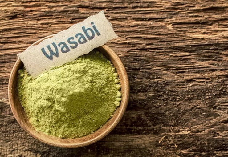 Trong khi đó, bột wasabi có thời hạn dùng lâu hơn, khoảng hai năm trong ống kín. Tuy nhiên khi mở ra, người tiêu dùng cần bảo quản trong hộp kín, có thể ăn trong 1 năm. Ảnh: Getty