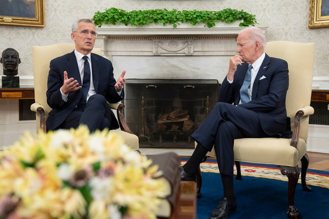 Tổng thư ký NATO Jens Stoltenberg gặp Tổng thống Mỹ Joe Biden tại Nhà Trắng. Ảnh: AP