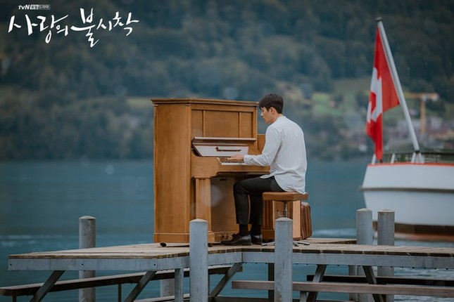 Cảnh Ri Jeong Hyeok chơi piano trên chiếc cầu cảng, vô tình cứu Yoon Se Ri cũng là phân cảnh đắt giá trong phim. Đây là cảnh được quay ở bờ nam hồ Brienz, cạnh cầu cảng Iseltwald.