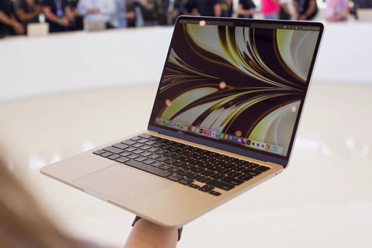 MacBook Air 15 inch cũng có hệ thống làm mát thụ động như bản 13 inch để giảm trọng lượng và hoạt động yên tĩnh.