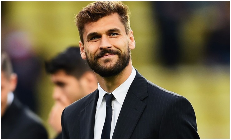 Fernando Llorente là cựu cầu thủ người Tây Ban Nha từng chơi vị trí tiền đạo với chiều cao 1m95.
