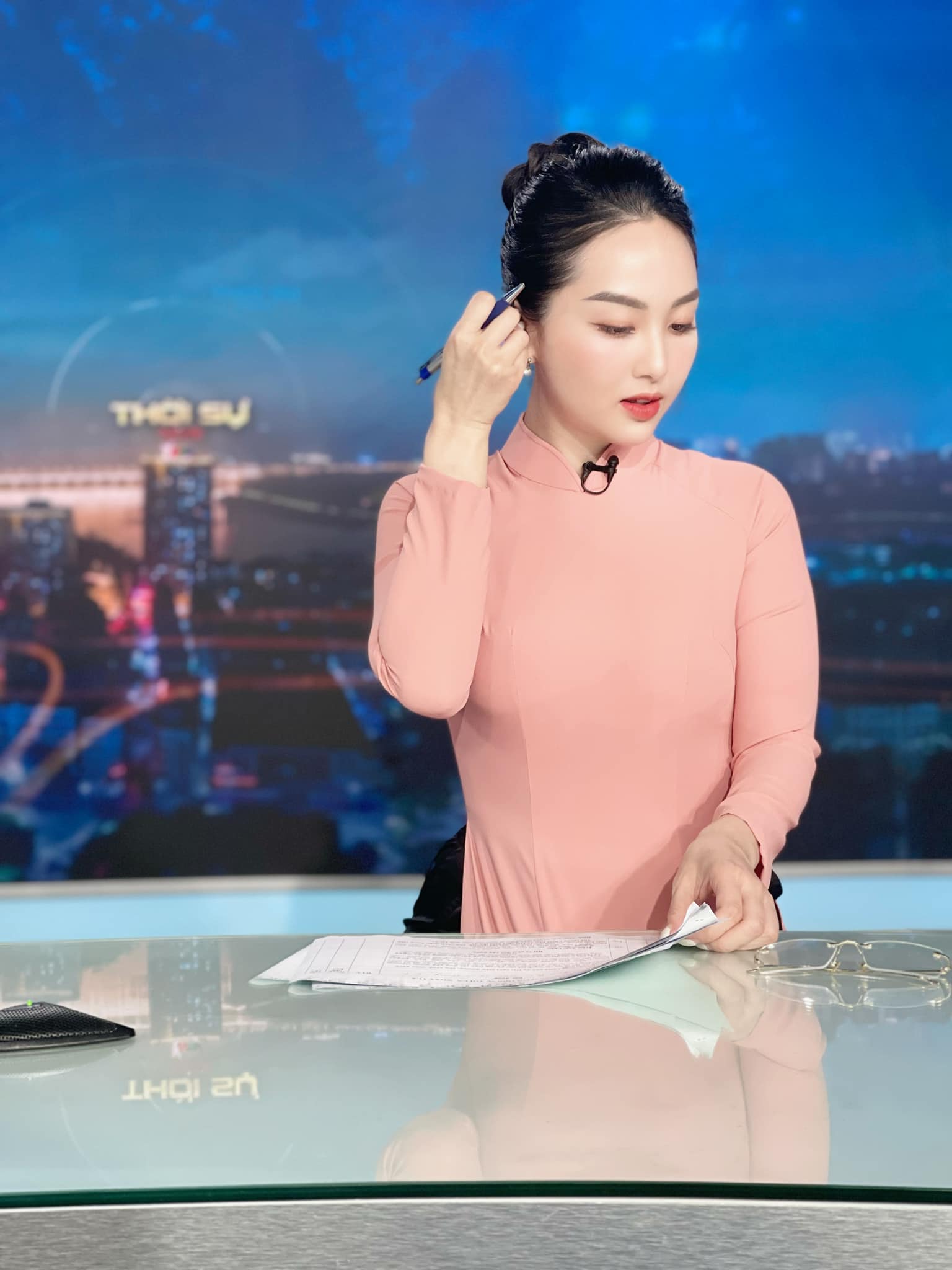 Trâm Anh thường xuyên dẫn&nbsp;sóng các bản tin thời sự của NTV.