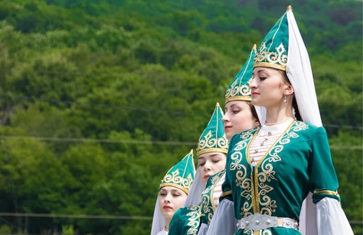 Sau chiến tranh Nga-Circassia, do Nga cắt đứt con đường buôn bán nô lệ và phá hủy vùng đất của&nbsp;Circassia nên nhu cầu muốn có phụ nữ&nbsp;Circassian ngày càng cao.
