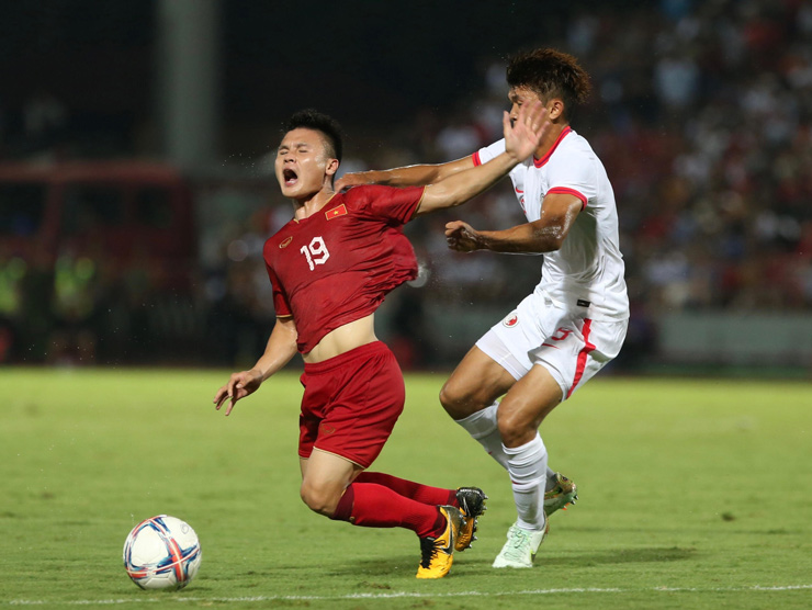 Quang Hải mang về tình huống penalty ở phút 31&nbsp;