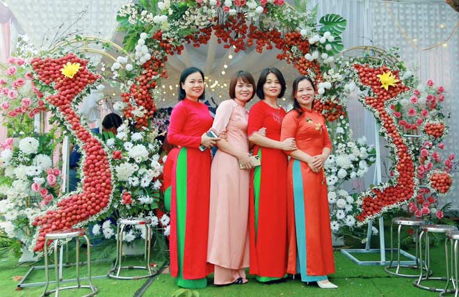 Độc lạ Bắc Giang: Cô dâu trang trí rạp cưới bằng 100 chùm vải thiều - 10