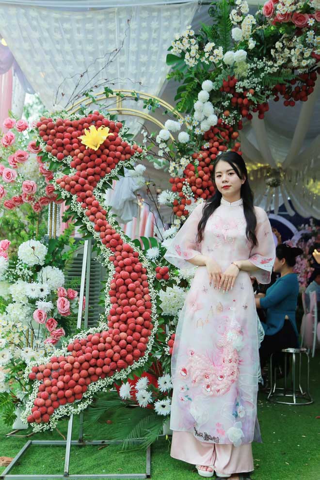 Độc lạ Bắc Giang: Cô dâu trang trí rạp cưới bằng 100 chùm vải thiều - 4