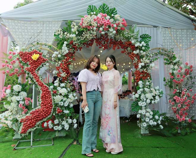 Độc lạ Bắc Giang: Cô dâu trang trí rạp cưới bằng 100 chùm vải thiều - 9