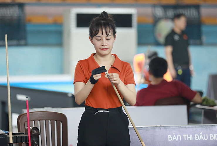 Trần Thị Hương dùng một đoạn dây nhỏ buộc lại quần để tiếp tục thi đấu