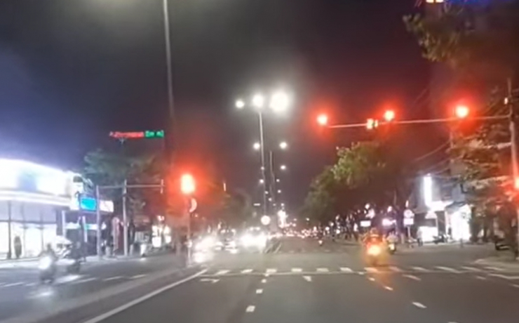 Xe máy dẫn đường cho xe cấp cứu chạy vượt đèn đỏ